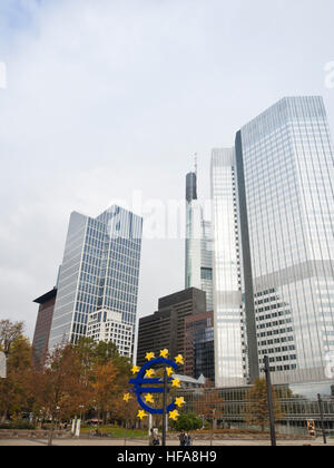 Euro-Symbol-Skulptur vor dem Eurotower Wolkenkratzer im Finanzviertel, Frankfurt Am Main Deutschland Stockfoto