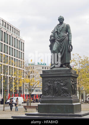 Statue des deutschen Schriftstellers Johann Wolfgang von Goethe, Goetheplatz Frankfurt am Main Hessen Deutschland seiner Heimatstadt Stockfoto