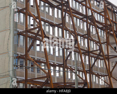 Alte Gebäude-Fassade von Stahlbarren Skelett, Bau-Aktivitäten in Frankfurt Am Main Buchforst, Finanzplatz unterstützt Stockfoto