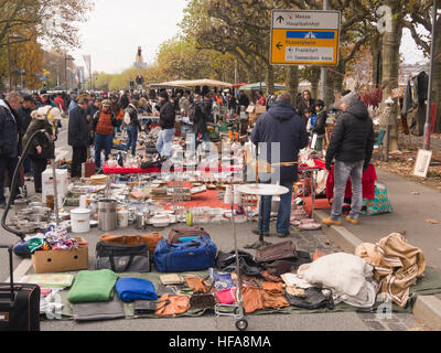 Flohmarkt Am Museumsufer In Frankfurt Am Main Deutschland, Ein Herbst ...