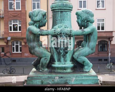 Eiserner Steg ein Eisen Fußgängerbrücke führt über den Main in Frankfurt Hessen Deutschland, bronze Skulptur Dekoration Eingang Stockfoto