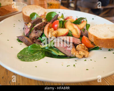 Gänseleber-Salat mit Äpfeln und Walnüssen leckeres Mittagessen in einem Restaurant in Frankfurt Am Main Deutschland im november Stockfoto