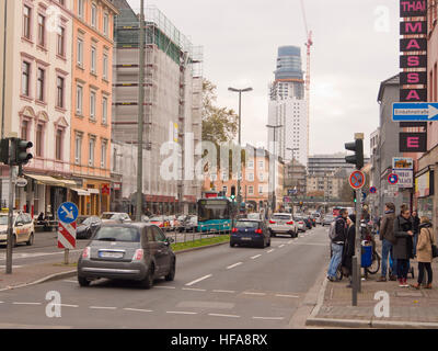 Frankfurt am Main Hessen Deutschland, Blick vom Affentorplatz entlang der Darmstädter Landstraße, Verkehr und Alltag Stockfoto