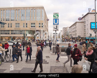 Platz der Konstablerwache in Frankfurt am Main Deutschland, Eingang zur S und U Bahn, u-Bahn überfüllten Raum Stockfoto