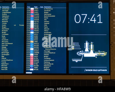 Neue Flughafen-terminal in Oslo Norwegen 2016, Informationstafel zeigen nationale und internationale Flüge und Layout von gates Stockfoto