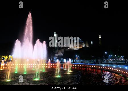Brunnen vor der Hagia Sophia Museum in der Nacht, in Istanbul, Türkei Stockfoto