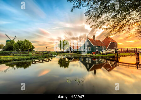 Wunderbaren Sonnenaufgang von Zaanse Schans in den Niederlanden.  Zaanse Schans ist ein Stadtteil von Zaandam, in der Nähe von Zaandijk in den Niederlanden. Stockfoto