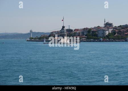 Leanderturm - auch bekannt als Kizkulesi oder Leandertower - in Istanbul, Türkei mit Bosporus-Brücke Stockfoto