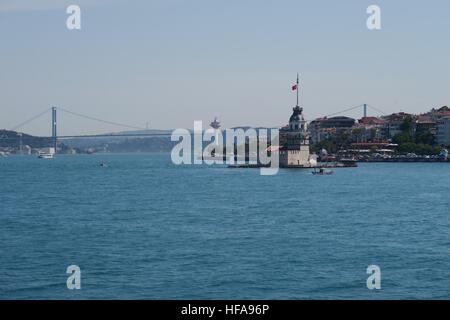 Leanderturm - auch bekannt als Kizkulesi oder Leandertower - in Istanbul, Türkei mit Bosporus-Brücke Stockfoto