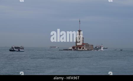 Leanderturm - auch bekannt als Kizkulesi oder Leandertower - in Istanbul, Türkei mit Bosporus-Brücke Stockfoto