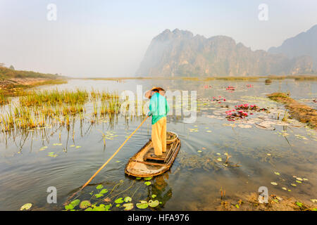 Menschen mit kleinen Boot auf Van Long Pond, Provinz Ninh Binh, Vietnam Stockfoto