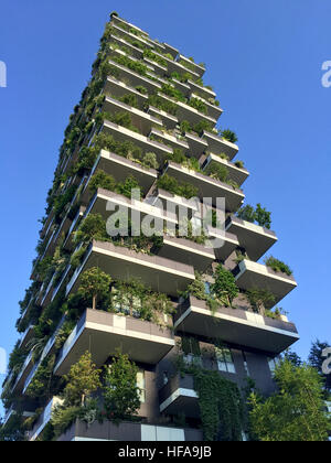 Vertikale Wald, Mailand, Porta Nuova Wolkenkratzer Residenzen, Italien, 15. April 2016. Blick auf den Balkonen und Terrassen Stockfoto