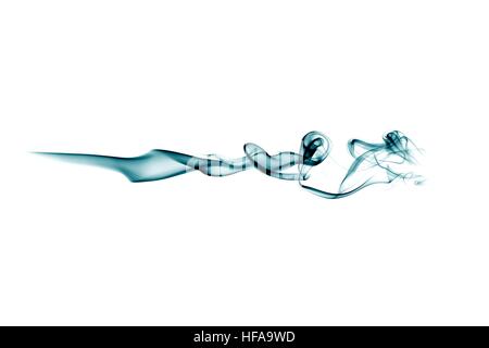 Blauer Rauch Welle isoliert auf weiss. Blaue Rauchfahne isoliert auf weiss. Horizontale Welle. Stockfoto