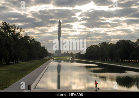 Washington Monument und Reflecting Pool gesehen aus dem Lincoln Memorial in Washington DC. Stockfoto