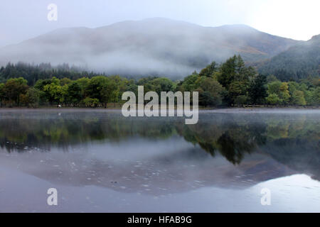 Frühen Morgennebel am Loch Lubnaig Trossachs National Park Strathyre-Schottland Stockfoto