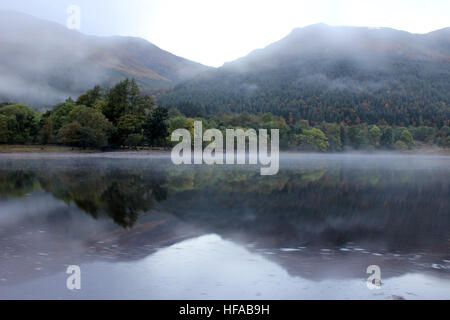 Frühen Morgennebel am Loch Lubnaig Trossachs National Park Strathyre-Schottland Stockfoto