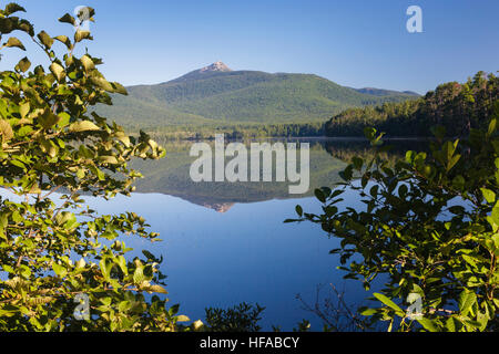 Mount Chocorua von Chocorua See in Tamworth, New Hampshire USA während der Sommermonate. Stockfoto