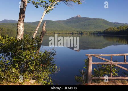 Mount Chocorua von Chocorua See in Tamworth, New Hampshire USA während der Sommermonate. Stockfoto