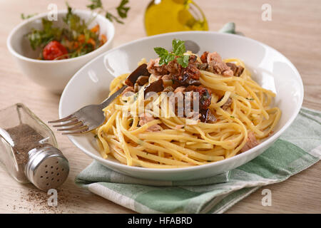 Spaghetti mit Thunfisch, Kapern und Auberginen - traditionelle italienische Rezept Stockfoto