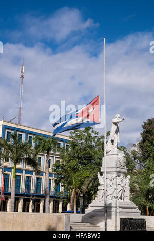 Flagge auf Halbmast mit Statue von Jose Marti auf den Tag, die Fidel Castros Tod angekündigt wurde, Parque Central, La Havanna, Kuba. Stockfoto