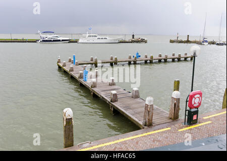Der Hafen im Fischerdorf Volendam, Holland, Niederlande. Stockfoto