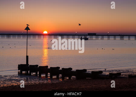 Blick vom Southend-Promenade, Blick auf den Pier bei Sonnenuntergang Stockfoto