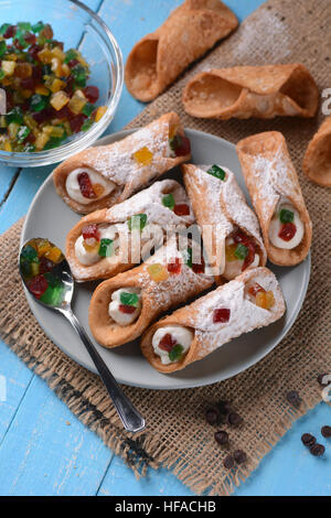 Sizilianische Cannoli mit kandierten Früchten - traditionelle italienische Dessert Stockfoto