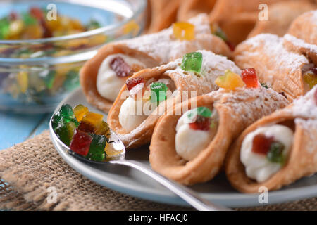 Sizilianische Cannoli mit kandierten Früchten - traditionelle italienische Dessert Stockfoto