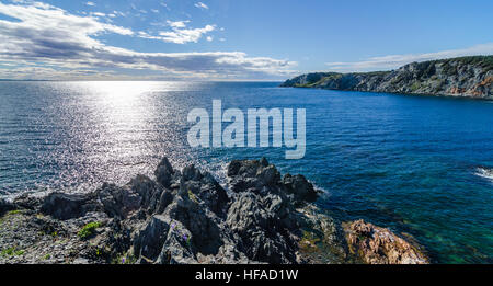 Sonne scheint auf den Atlantischen Ozean.  Blick auf die Bucht und den Atlantik von einer hohen Klippe in Crow Kopf, Neufundland, Kanada. Stockfoto