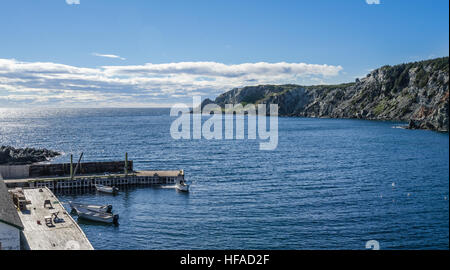 Boote an einer Klippe-Seite anlegen Haus in Twillingate, Neufundland. Stockfoto