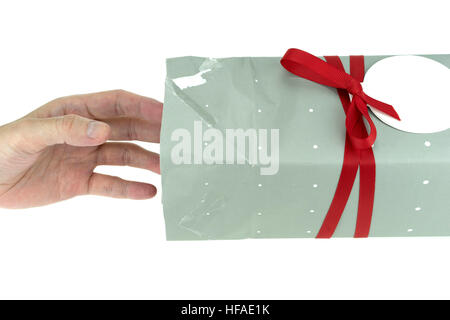 Hand greift in einer Geschenkbox Schneidepfad enthalten, isolierten auf weißen Hintergrund Stockfoto