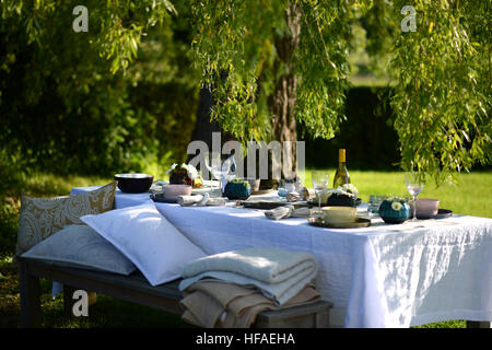 Alfresco, Esstisch set für ein Abendessen außerhalb Stockfoto