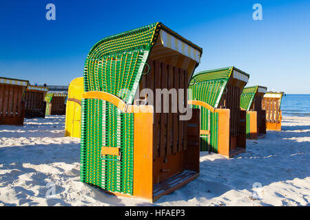 Sandy Beach und traditionellen hölzernen Liegestühle auf der Insel Rügen, Norddeutschland, auf der Küste des baltischen Meeres Stockfoto