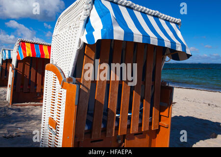 Sandy Beach und traditionellen hölzernen Liegestühle auf der Insel Rügen, Norddeutschland, auf der Küste des baltischen Meeres Stockfoto