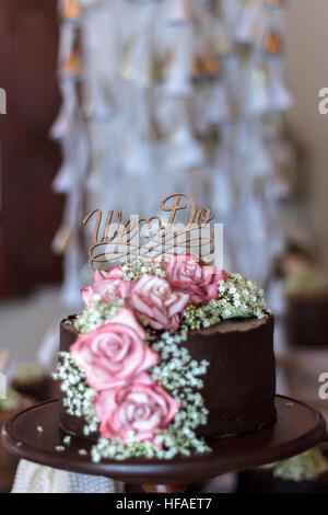 Schokolade Hochzeitstorte mit vereisten Blumen Stockfoto