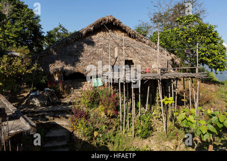 Traditionellen Langhaus, Paniduria Nocte Stamm, Lapnan Dorf, Tirap Bezirk, Arunachal Pradesh, Indien Stockfoto