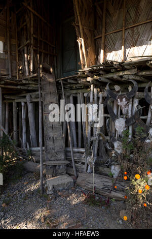 Traditionellen Langhaus, Paniduria Nocte Stamm, Kheti Dorf, Tirap Bezirk, Arunachal Pradesh, Indien Stockfoto