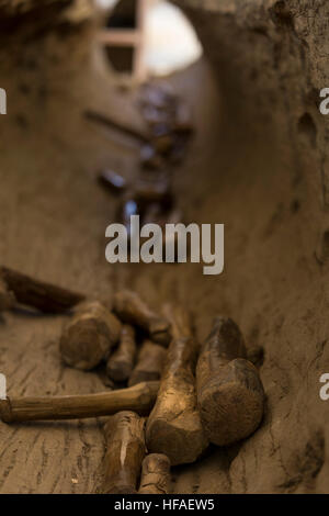 Trommeln auf dem Display in einem schlafenden Haus Kheti Dorf, Tirap Bezirk, Arunachal Pradesh, Indien Stockfoto