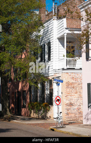 USA South Carolina Charleston typische Straße Straße Szene Haus mit Balkon Ecke Einheit Gasse & State Street im French Quarter Stockfoto
