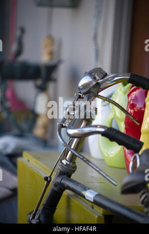 Oldtimer Fahrradlenker mit einer Glocke Stockfoto