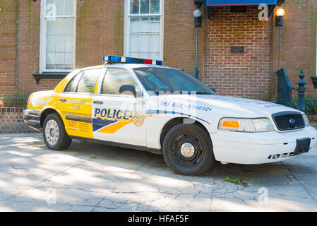 USA Georgien Savannah Ford Limousine vorne Polizei Auto wieder gelbe Kabine Eingang zu Savannah Chatham Metropolitan Police Station Stockfoto