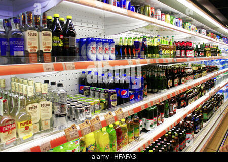 verschiedene Arten von Bier und Softdrinks wie Pepsi-Cola mit breiten Sortiment in den Regalen des Supermarktes Stockfoto