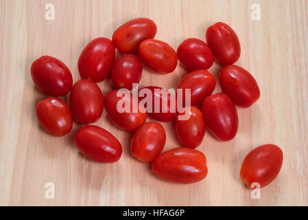 Gruppe von Eiertomaten, geschossen von oben. Stockfoto