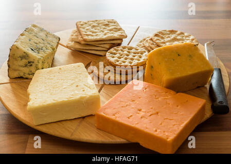 Auswahl an Käse auf eine Runde hölzerne Käse vom Brett. Stockfoto