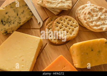 Auswahl an Käse auf eine Runde hölzerne Käse vom Brett. Stockfoto