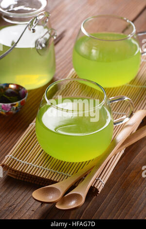 Grüner Tee in Tassen aus Glas Stockfoto