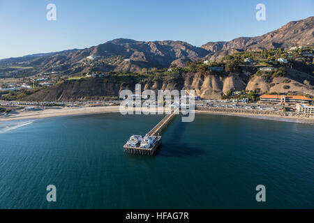Luftbild des historischen Malibu Pier, Strände und den Santa Monica Mountains an der südlichen Pazifikküste von Kalifornien. Stockfoto