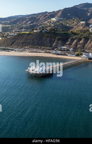 Luftbild des historischen Malibu Pier in der Nähe von Los Angeles in Südkalifornien. Stockfoto