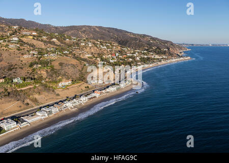 Luftbild der Pazifikküste Häuser und Berge in Malibu, Kalifornien. Stockfoto