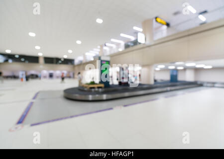 Verschwommen, Bokeh Hintergrund des Gepäcks behaupten Gürtel Bereich Ankunft Zone eines Flughafens Stockfoto